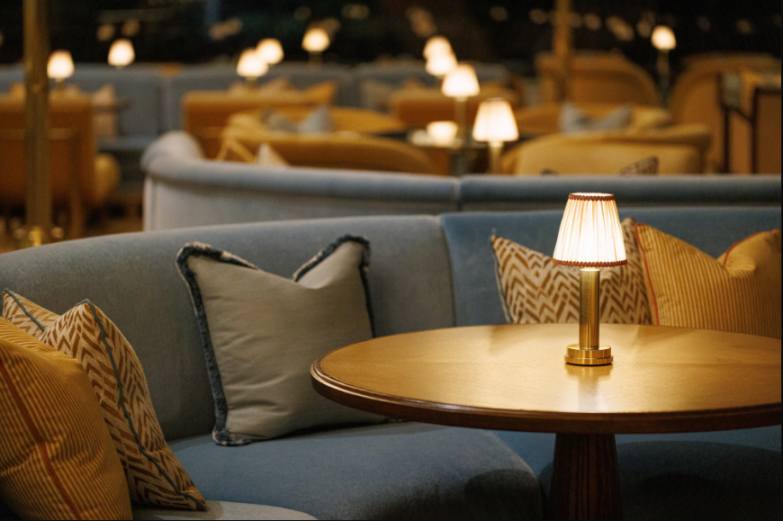 راز جذب مشتری در کافه‌ها + معرفی 3  مدل آباژور شارژی رومیزی